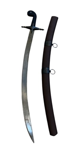 سيف عربي منحني مع غمد فاخر