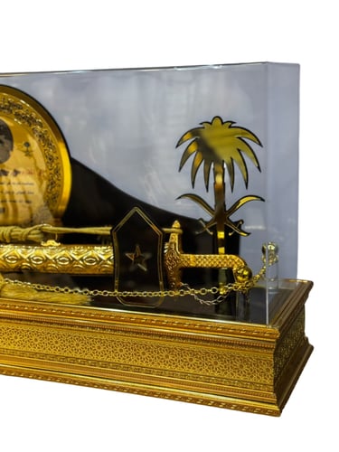 مجسم سيف ذهبي فاخر في صندوق زجاجي مع لوحة تكريمية