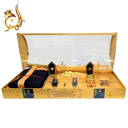 طقم تكريم ملكي فاخر – سيف عربي + بشت + عطر داخل صن...
