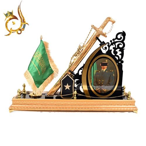 درع تكريم عسكري فاخر مع صورة شخصية وسيف ذهبي وعلم...