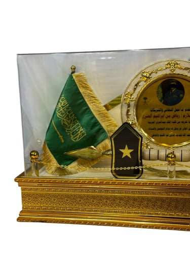 مجسم رمح فاخر مع درع تكريمي وصندوق زجاجي