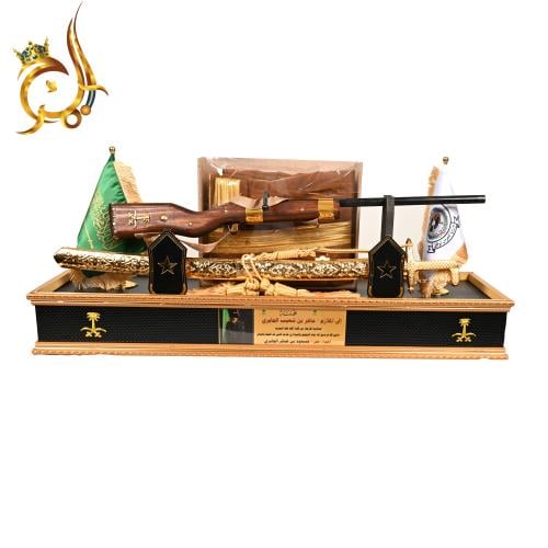 طقم تكريم عسكري فاخر بسلاح تراثي وبشت مع علمين ودر...