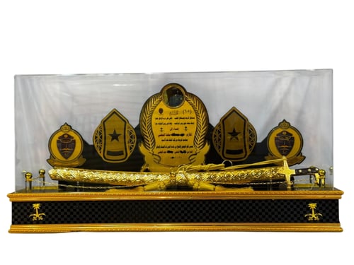 مجسم سيف ذهبي فاخر داخل صندوق زجاجي مع قاعدة مزخرف...