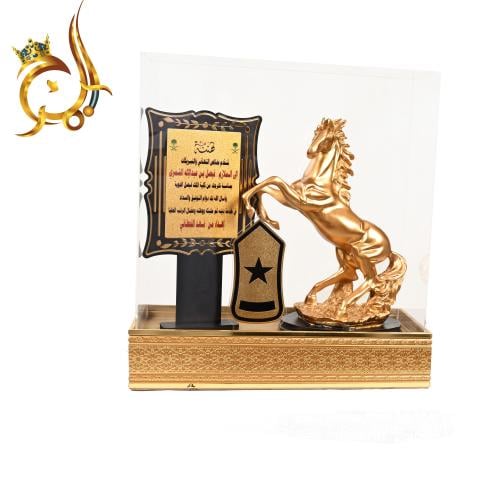 بوكس تكريم فاخر مع حصان ذهبي + درع مخصص داخل صندوق...