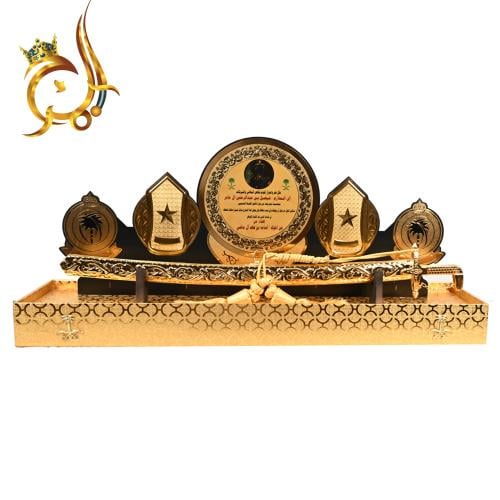 درع تكريم فاخر مع سيف عربي – تصميم عرض أنيق للضباط