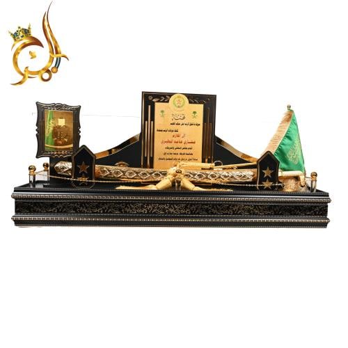 طقم تكريم عسكري ملكي فاخر مع سيف ذهبي وعلم وقاعدة...