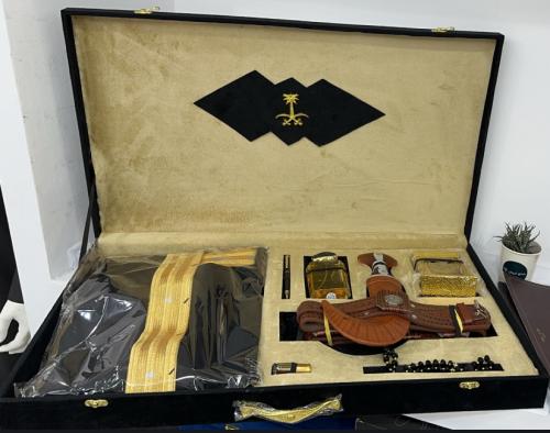 هدايا ملكيه بكس جنبية ومشلح وعطر وعبارة اهداء بتنس...