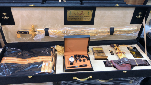 هدايا ملكية سيف وجنبية