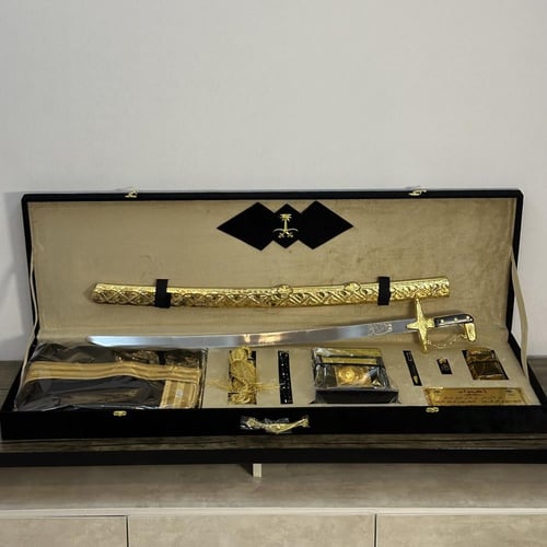 هدية رجالية بوكس ملكي بشت سيف بالأسم والعبارة حسب...