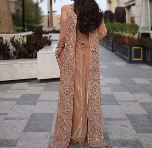 فستان بشكّ فاخر مع كاب خلفي طويل