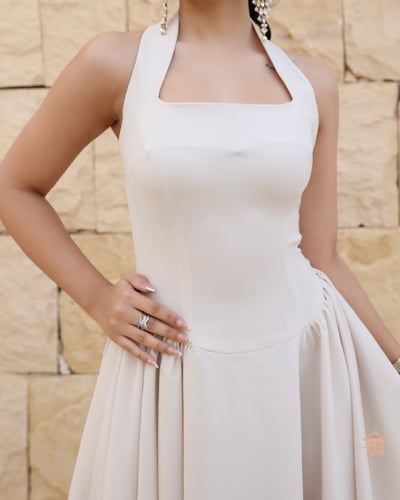 فستان فيونكه باللون البيج