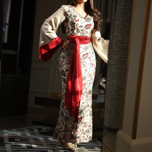 فستان بتطريز و شك فاخر باللون الأحمر