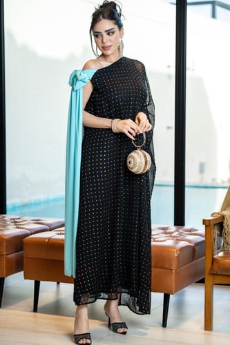 فستان شيفون بتصميم أنيق مع شال فيروزي