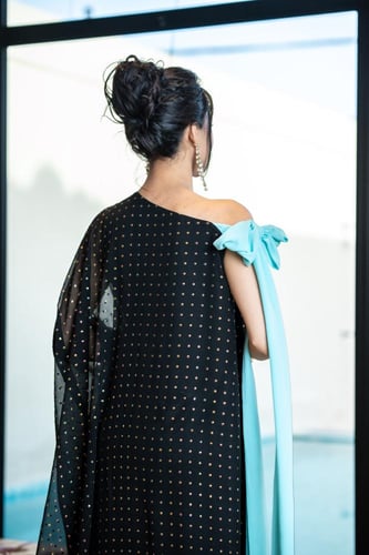 فستان شيفون بتصميم أنيق مع شال فيروزي