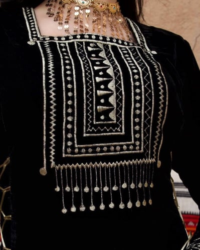 فستان جنوبي مطرز مع طرحه