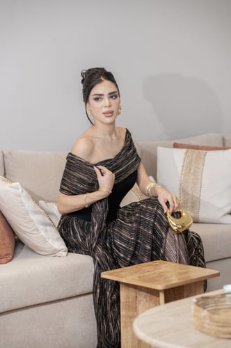 فستان أسود أنيق بقصة كتف واحدة