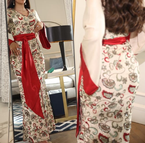 فستان بتطريز و شك فاخر باللون الأحمر