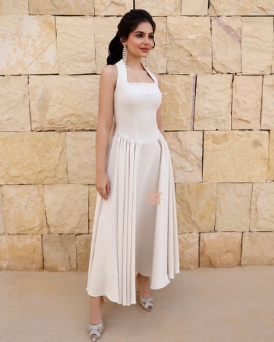 فستان فيونكه باللون البيج