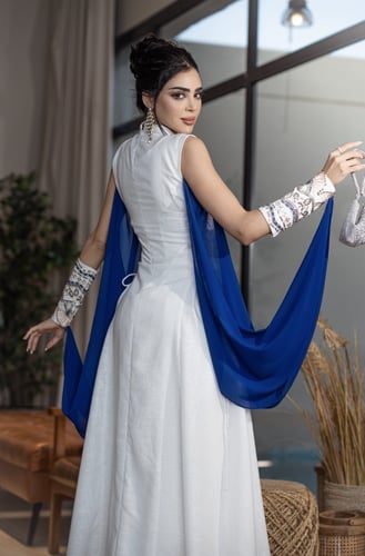 فستان مطرز باللون الأزرق الأنيق