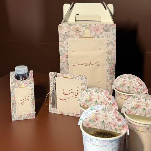 بوكس قهوة + 8 اكواب + 6 كروت طاولة + 6 تعليق موية