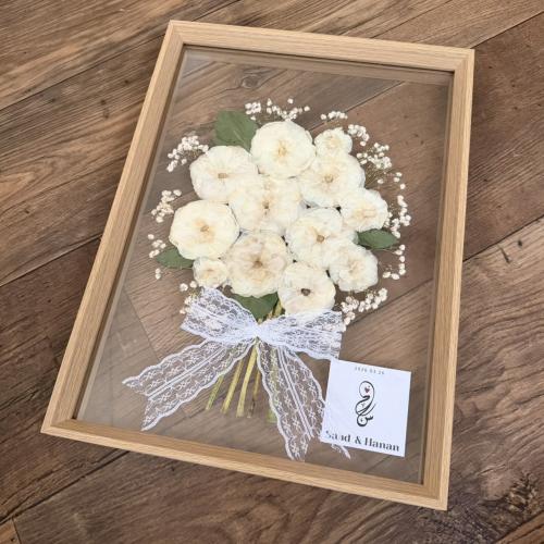 ورد مسطح في برواز pressed flowers