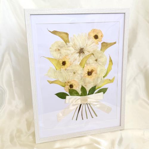 ورد مضغوط في برواز pressed flowers