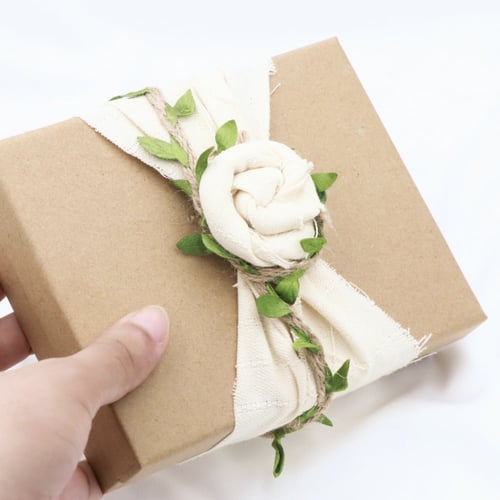 تغليف هديه بشريط قماشي