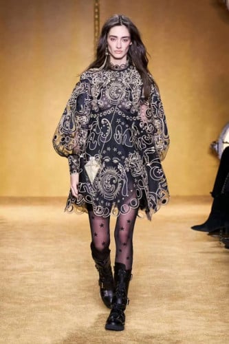 فستان اسود تل قصير