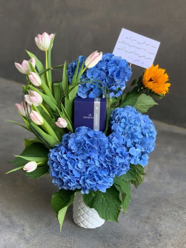 فازه تحوي زهور الهايدرنجا الهولنديه مع ازهار التول...