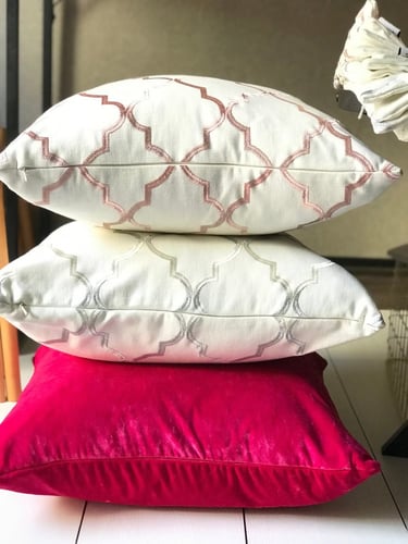 غطاء وسادة موروكون تطريز وردي معدني