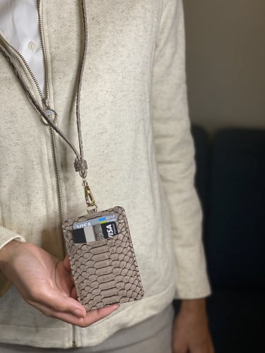 تعليقة بطاقه بجلد الثعبان ID holder