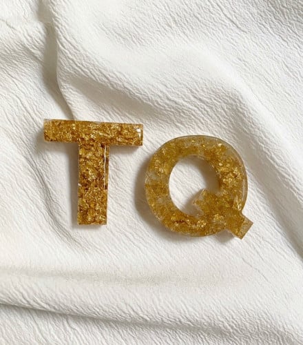 ميدليه احرف بورق الذهب