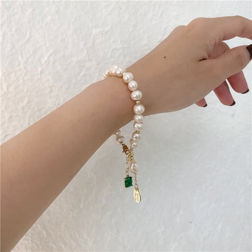 سوارة اللؤلؤ بتعليقة زمرد