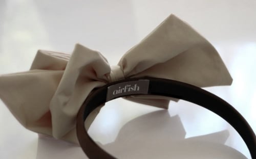 فستان بيج واسع بفيونكة كبيره مع طوق للشعر