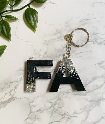 ميداليه احرف باللون الاسود