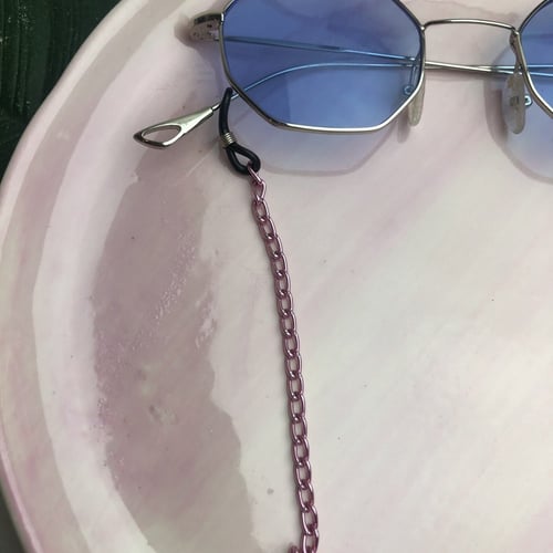 تعليقه نظاره باللون الوردي