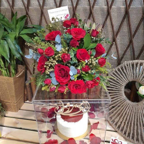 بوكس اكريلك بالورد وكيكة من منش