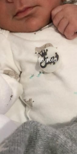 بروش صدف مقاس الوسط بالاسم مع التاج