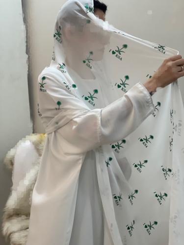 طرحة اليوم الوطني باللون الابيض مع شعار باللون الاخضر