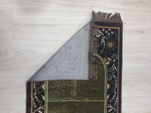 سجادة صلاة مشجرة برسوم إسلامية