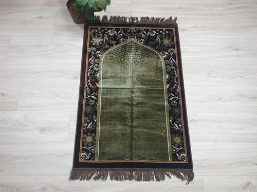 سجادة صلاة مشجرة برسوم إسلامية