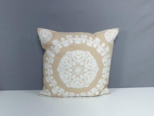 مخدة جذابة بحشوة لون بيح 45*45 cm