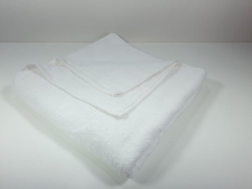 منشفة فندقية لون أبيض 142*76 cm وزن 640 جرام