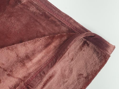 بطانية ديلارا ناعمة لون عنابي شتوي مفرد