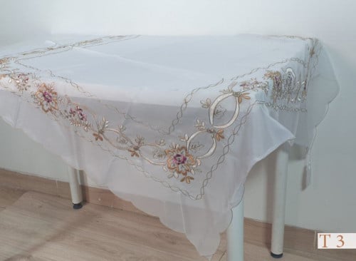 مفرش طاولة مطرز 100*100 cm