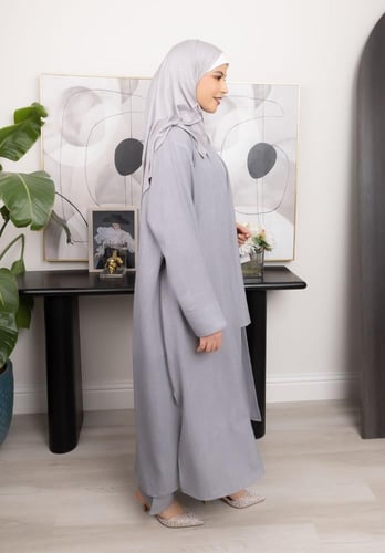 طقم مميز للمرأة العصرية جاكيت وبنطلون وبلوزة