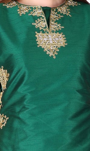 جلابية قطعتين مميزة بتطريز مع تل