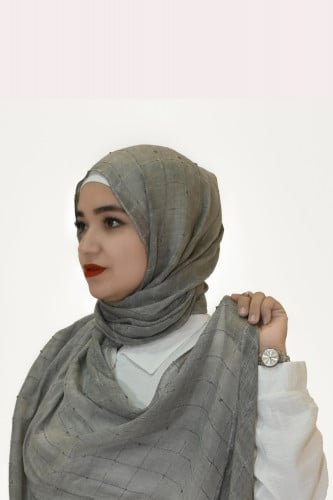 حجاب كتان مرسوم مربعات من بلاك وينج – لمسة فنية لأ...