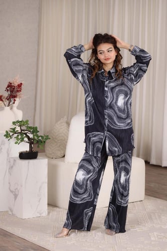 طقم بلوزة مع بنطلون بلون أسود مموج بتكسير كامل من...