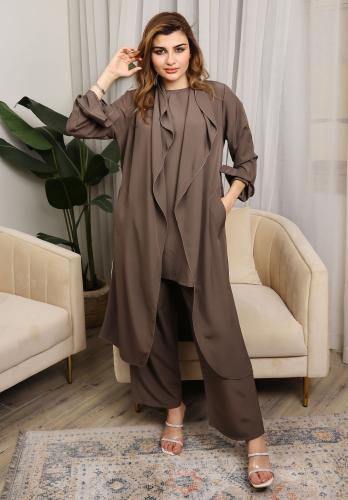 طقم نسائي لون بني ضمن المجموعة الكلاسيكية